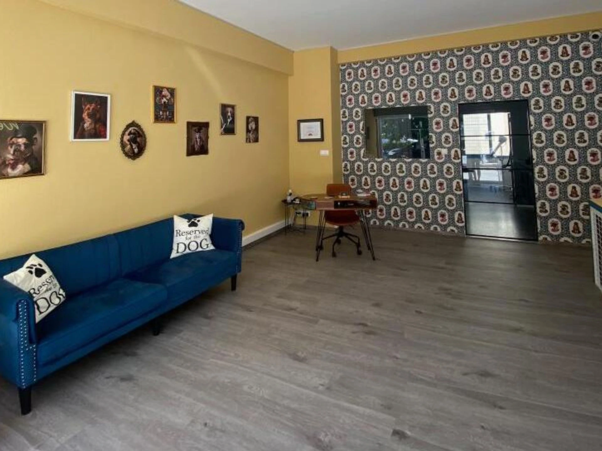 Εξειδικευμένος groomer περιποιείται σκύλο στο Pawsh